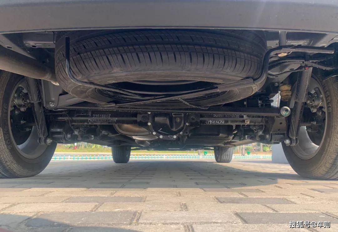 加套包围就能上天纵置后驱宽体神车试驾五菱宏光plus