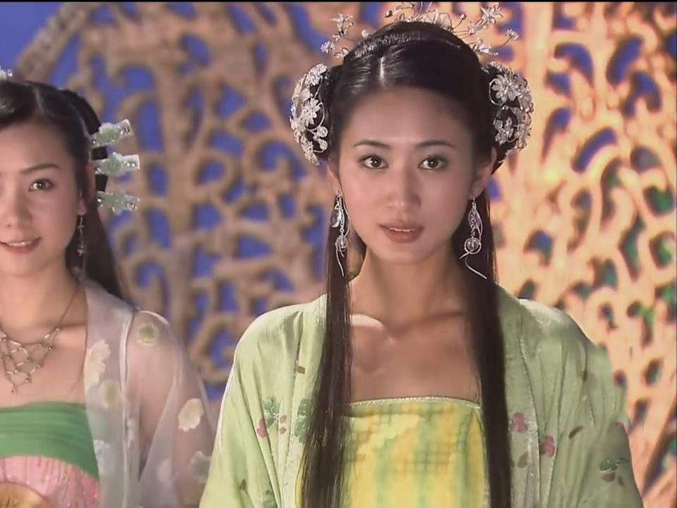 在电视剧《宝莲灯前传》中,郭珍霓饰演七仙女,一身绿色的衣服展示天庭