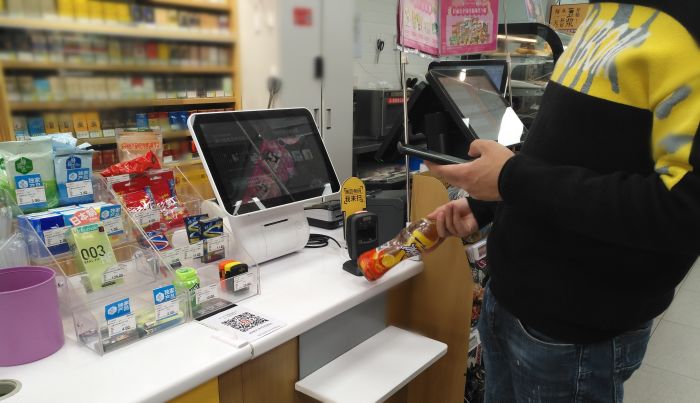 殊途同归外放的海底捞和内敛的便利蜂