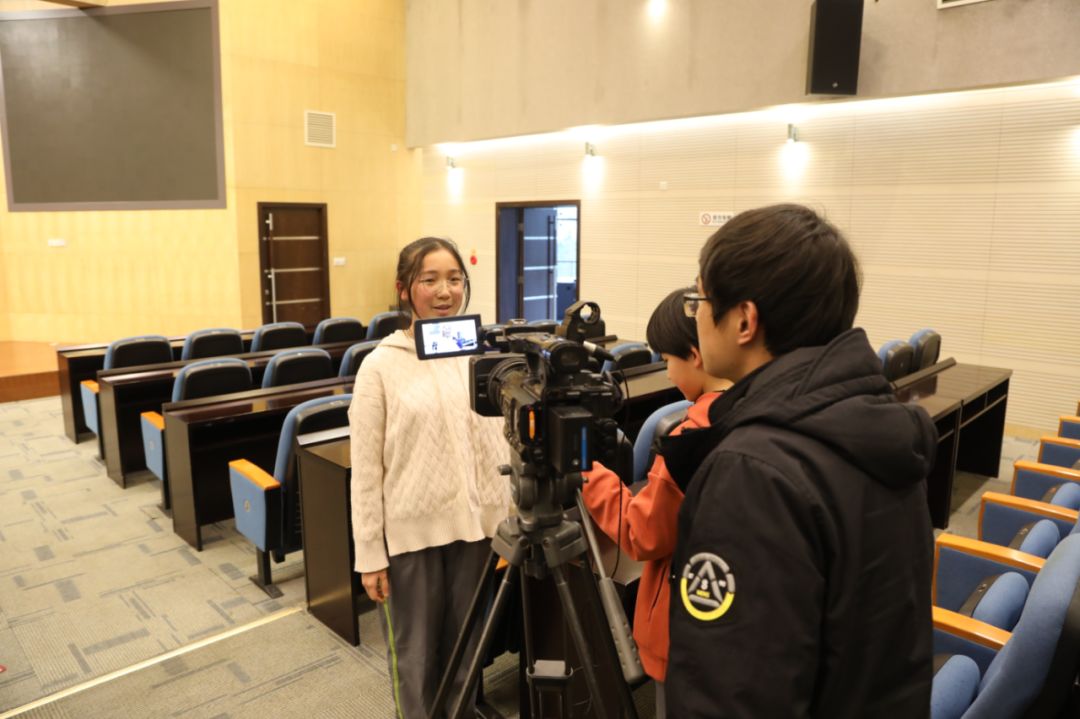 亚花老师和陈可欣,廖胜涵同学为颁奖会献上精彩的诗朗诵(摄影:许要武