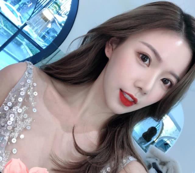 斗鱼女主播太现实,有了榜一后拉黑榜二,粉丝用离婚挽留她