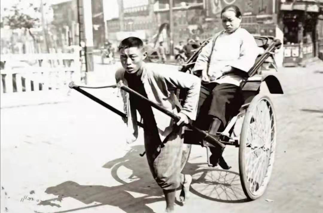 民国老照片十里洋场的舞娘媚态十足城门楼子前的车夫竟是王爷