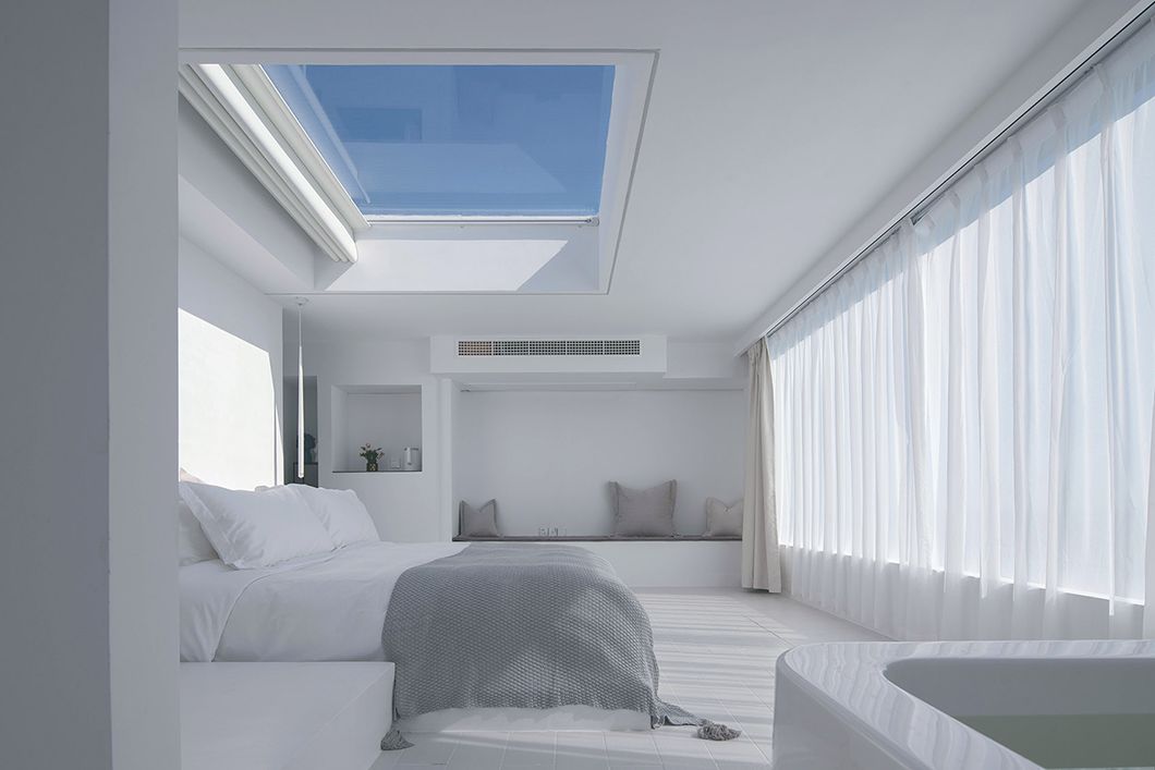 三层客房的卧室空间,设有整张床大小的星空天窗