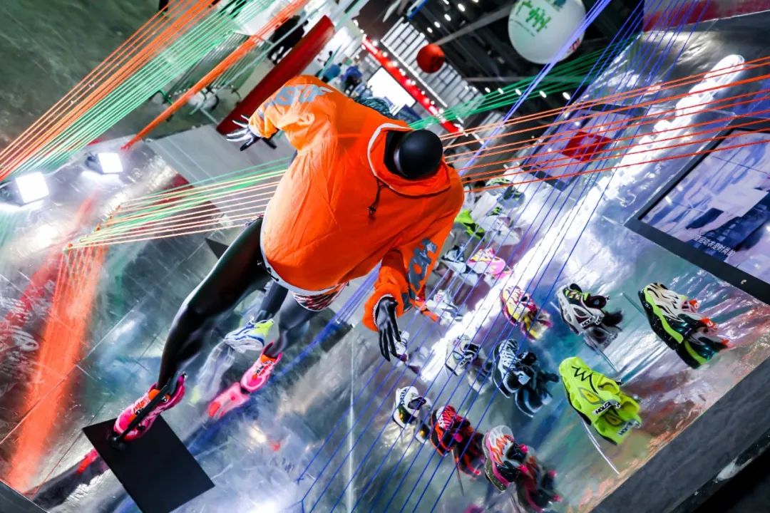 此次特步在sneaker con的亮相,不仅仅向我们展示了国产运动球鞋在潮流