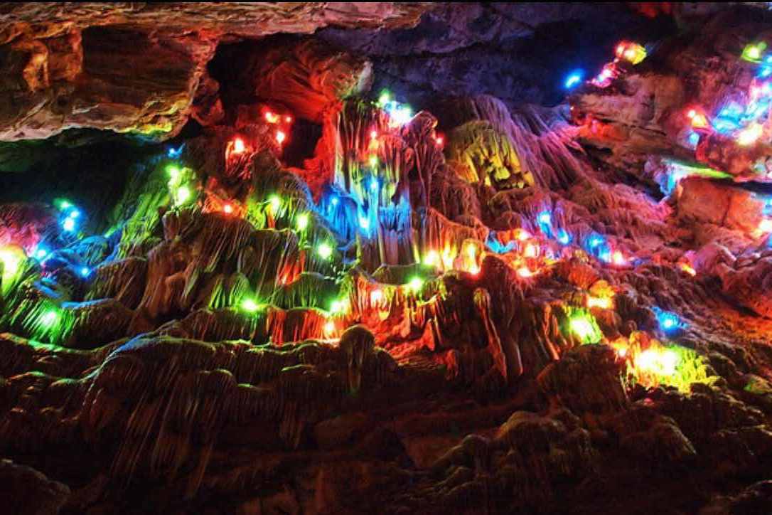 除了十渡仙栖洞,我们可以一同游览五星峡谷,这里是由奇