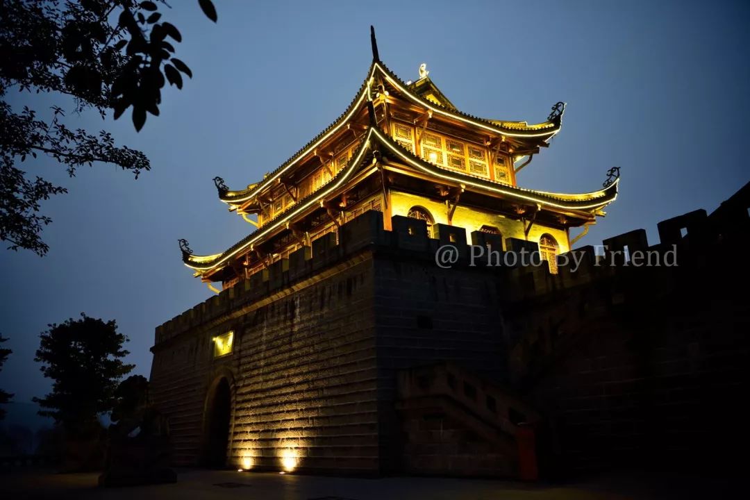 现在的东门口,泸州城市名片之一,修建有牌坊,仿古城楼,此处城楼,经常