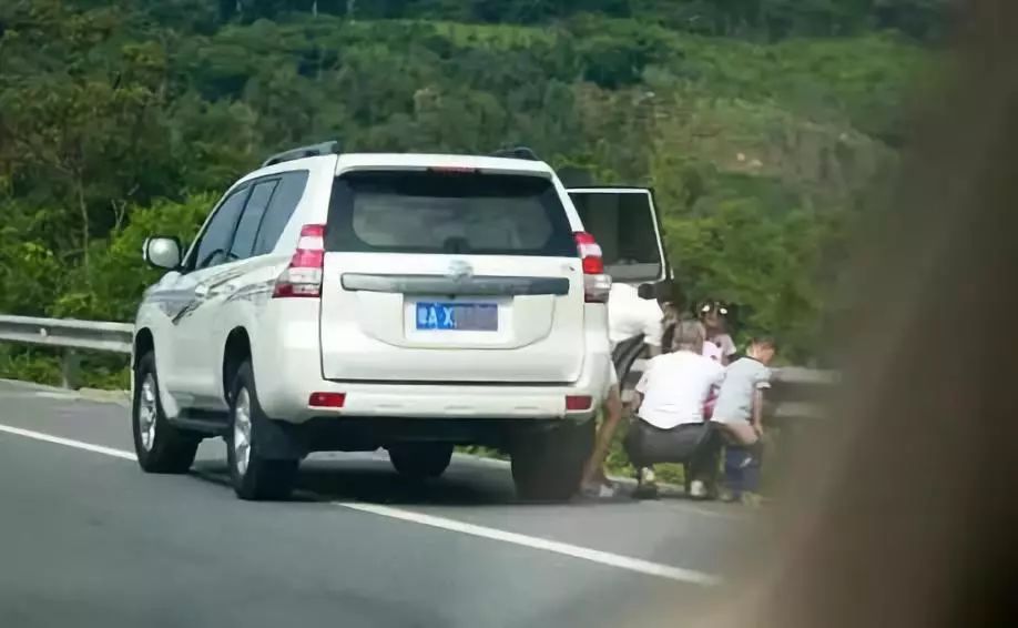 春运自驾回家第二个需要注意的问题,随意停车带小孩上高速是很麻烦的