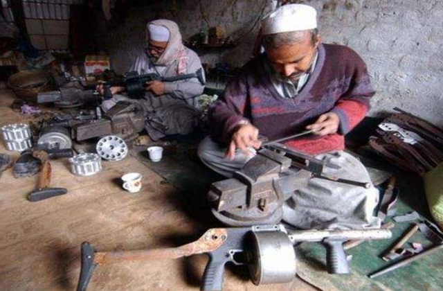 原创600个造枪作坊藏在村里,1天造上百支枪,此地比地雷村还危险