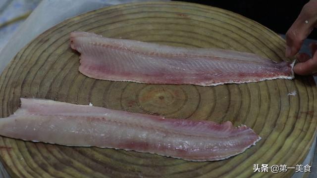 首先我们准备洗净的黑鱼一条,黑鱼刺比较少而且肉质紧实口感更好,把鱼