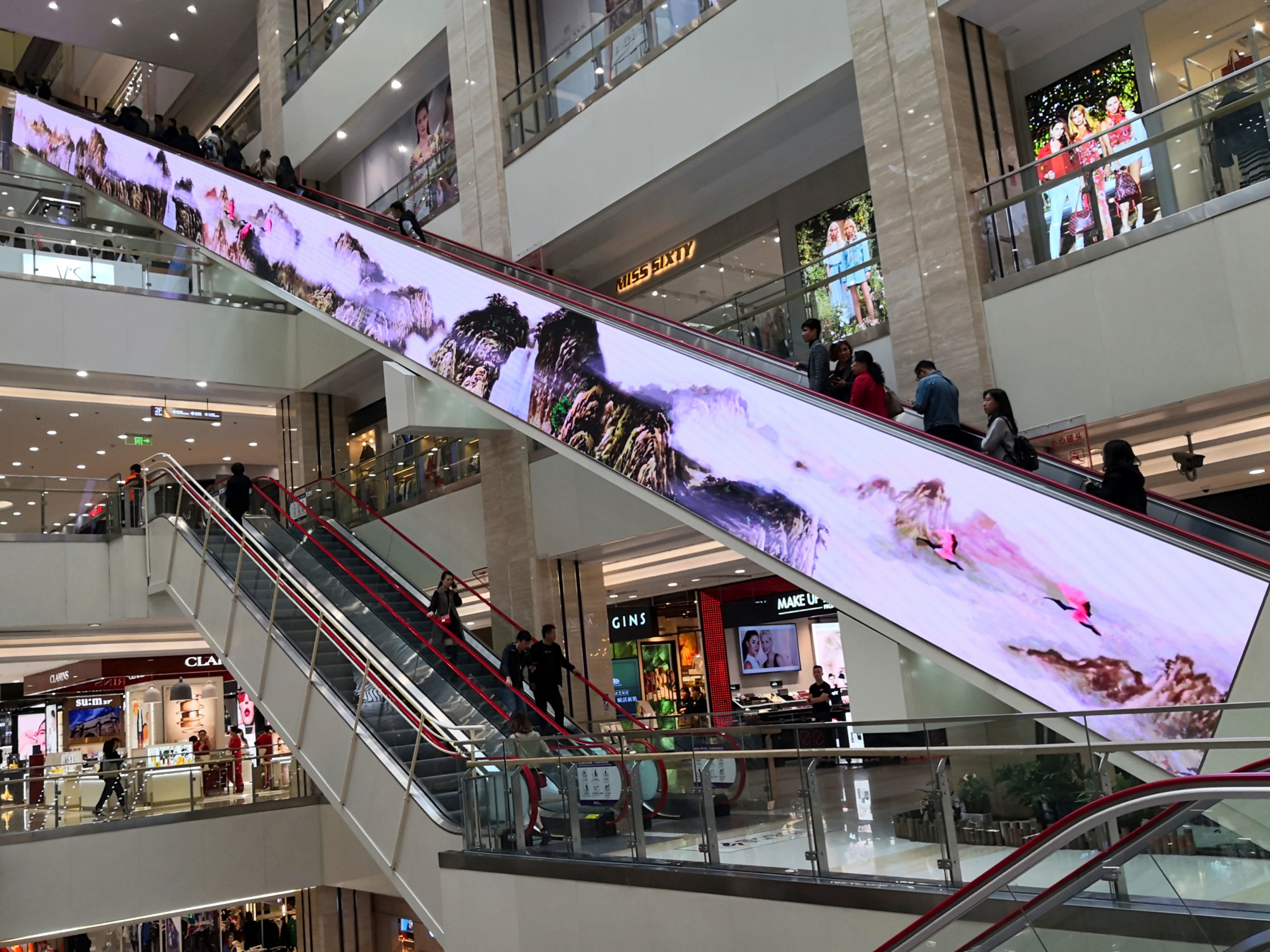 位于西安小寨十字的赛格国际购物中心,在西安乃至周边地区都非常有