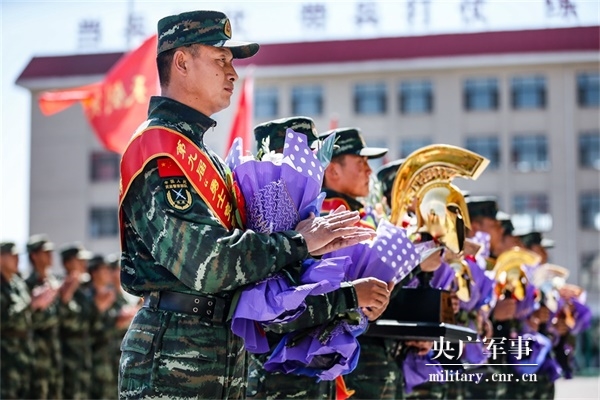 "天剑"突击队参加"勇士竞赛"国际特种兵比武,夺得团体总冠军后载誉