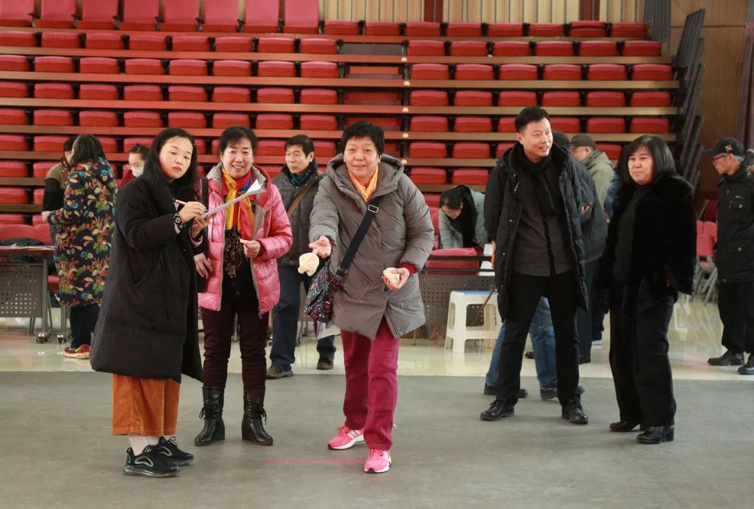 颠乒乓球原地运球抓娃娃在这辞旧迎新的日子里,愿我们的老教师在新的