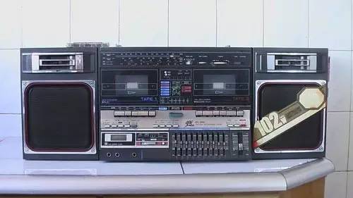 在80年代末90年代初,双卡录音机是许多家庭必不可少的一个物件.