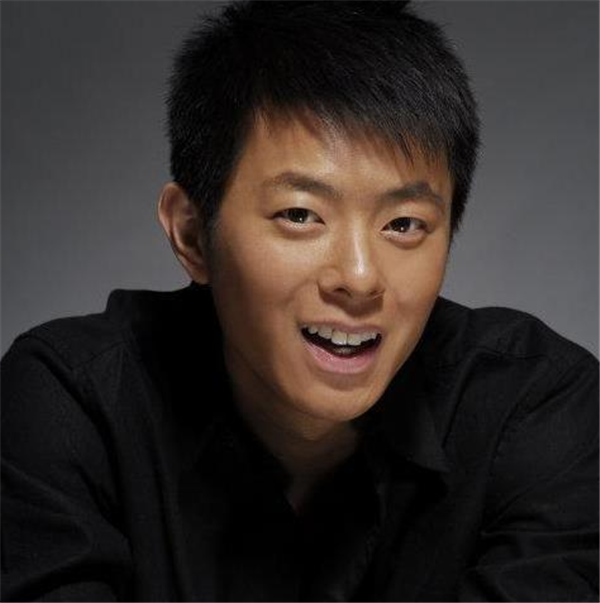 当然还有年轻一代的演员,像扮演江卫国的张陆,在《父母爱情》中受到