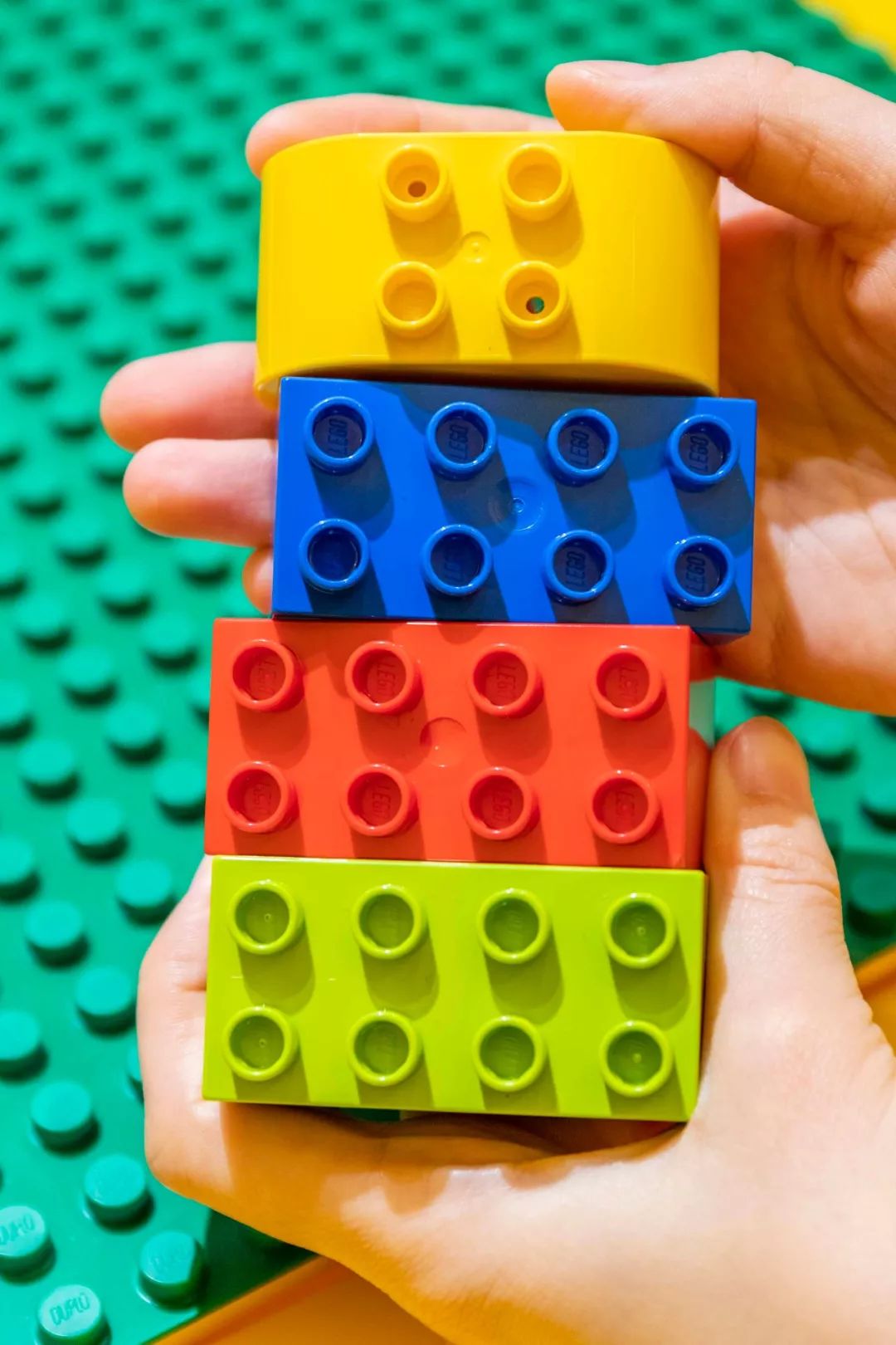 每家乐高都有自己的"留言板"-拼搭墙,在这里,彩色的积木就是画笔,这里