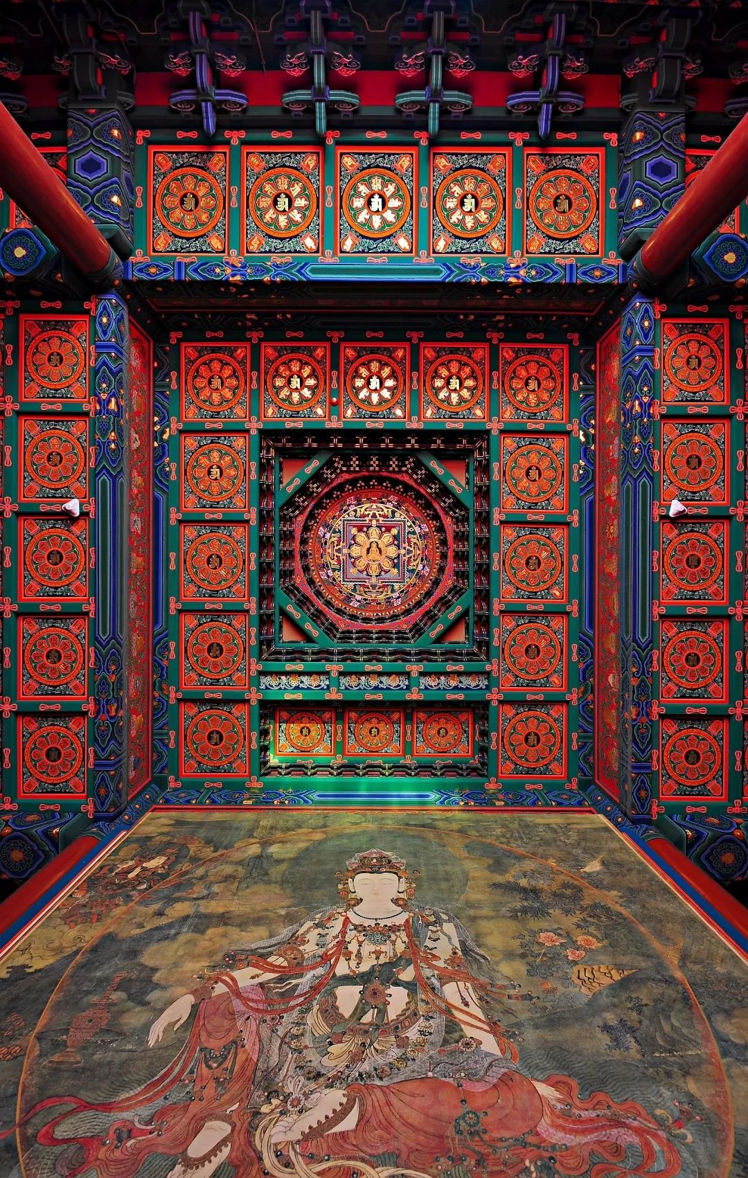 第四绝藻井曼陀罗和第五绝明代壁画均在大雄宝殿内.