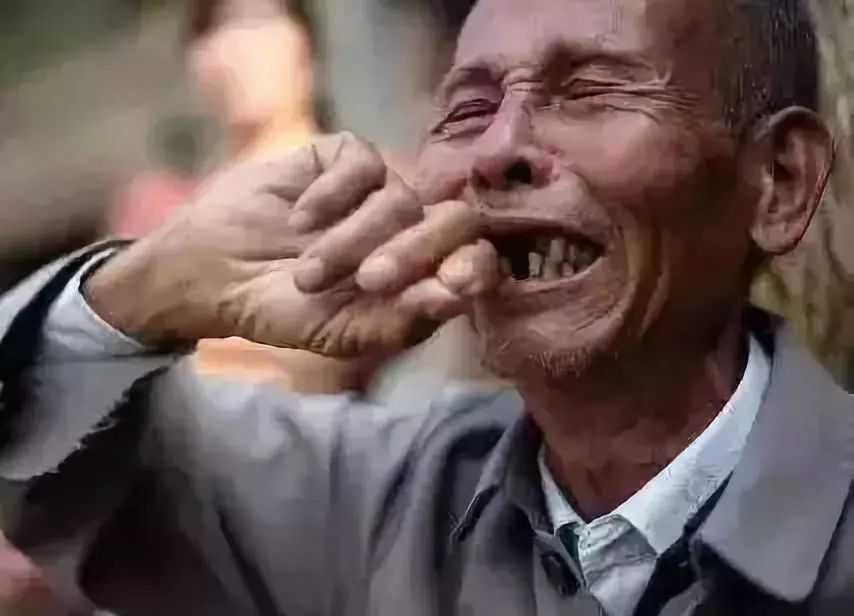 那个农民突然哭道"我钱都用光了".