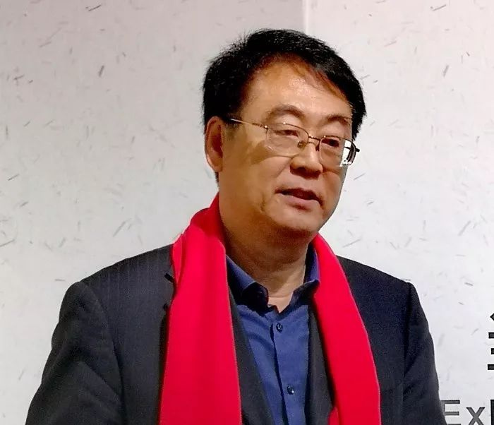 接下来,理事会的副会长代表张德俊,潘衍习,林伟,副秘书长代表李岩松