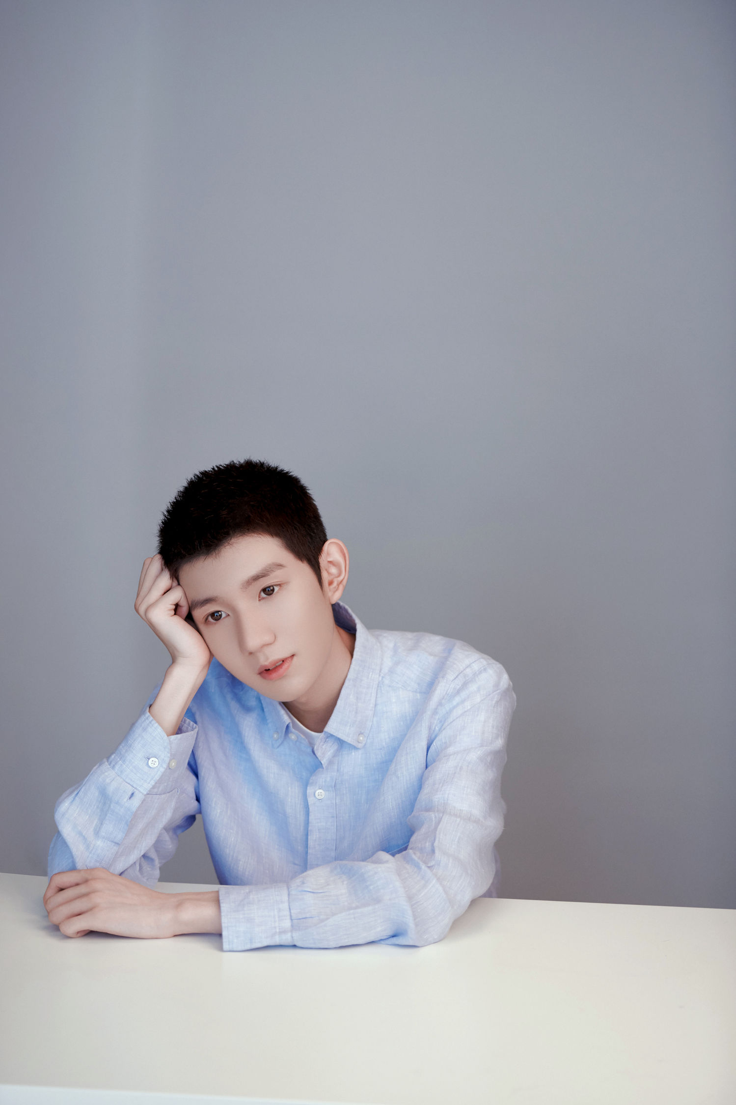 王源工作室晒工作花絮,温暖少年祝您冬安