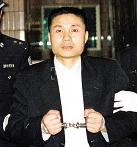 原创悍匪张君有一个红粉兵团五个女人为他卖命被捕后面带笑容