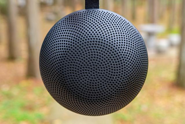 顶部的阳极氧化铝外罩表面是精密的网状开孔,可以保障音响的透声率及