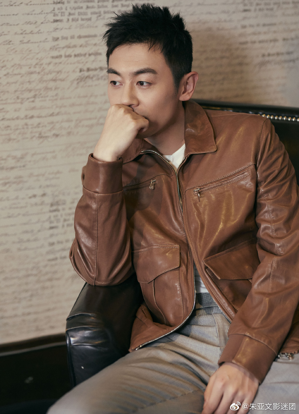 朱亚文为何一直不留刘海?当看到他有刘海的照片,这谁顶得住?