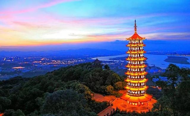 叱石風景區位於新會市杜阮鎮的羊石坑,內有觀音寺,早上雲霧繚繞,景緻