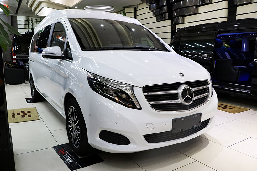 奢华内饰是亮点,奔驰v级6座定制mpv,车主一看就身价不菲!