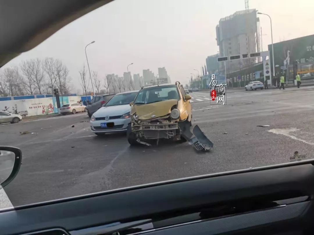 從現場圖片可以看出,道路中央停著三輛事故車輛,其中兩輛事故車車頭