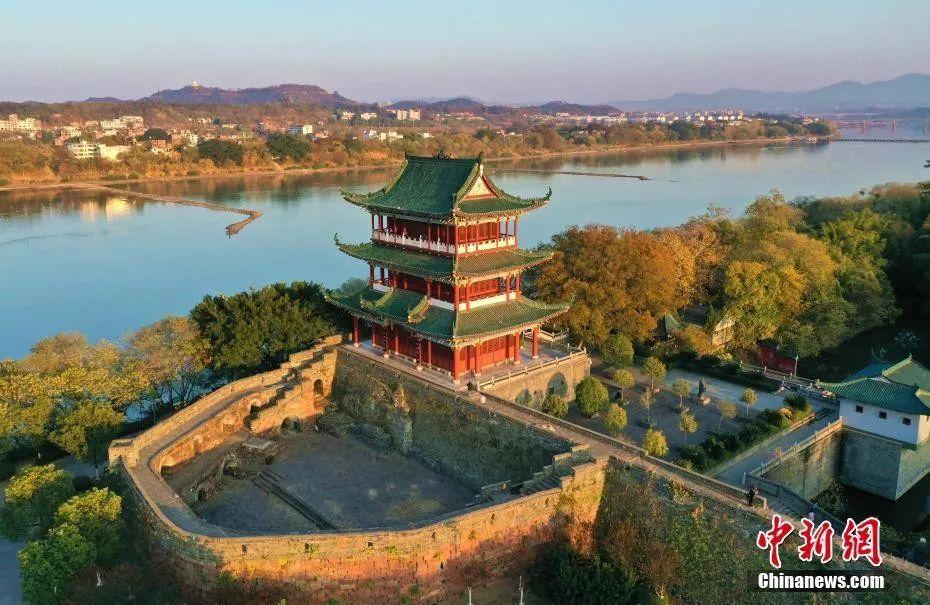 八境台 坐落在江西省赣州市北八境公园内宋代古城墙上登临此台"赣州