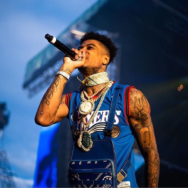 blueface在拍摄的mv宣传照和花絮视频里,blueface也是