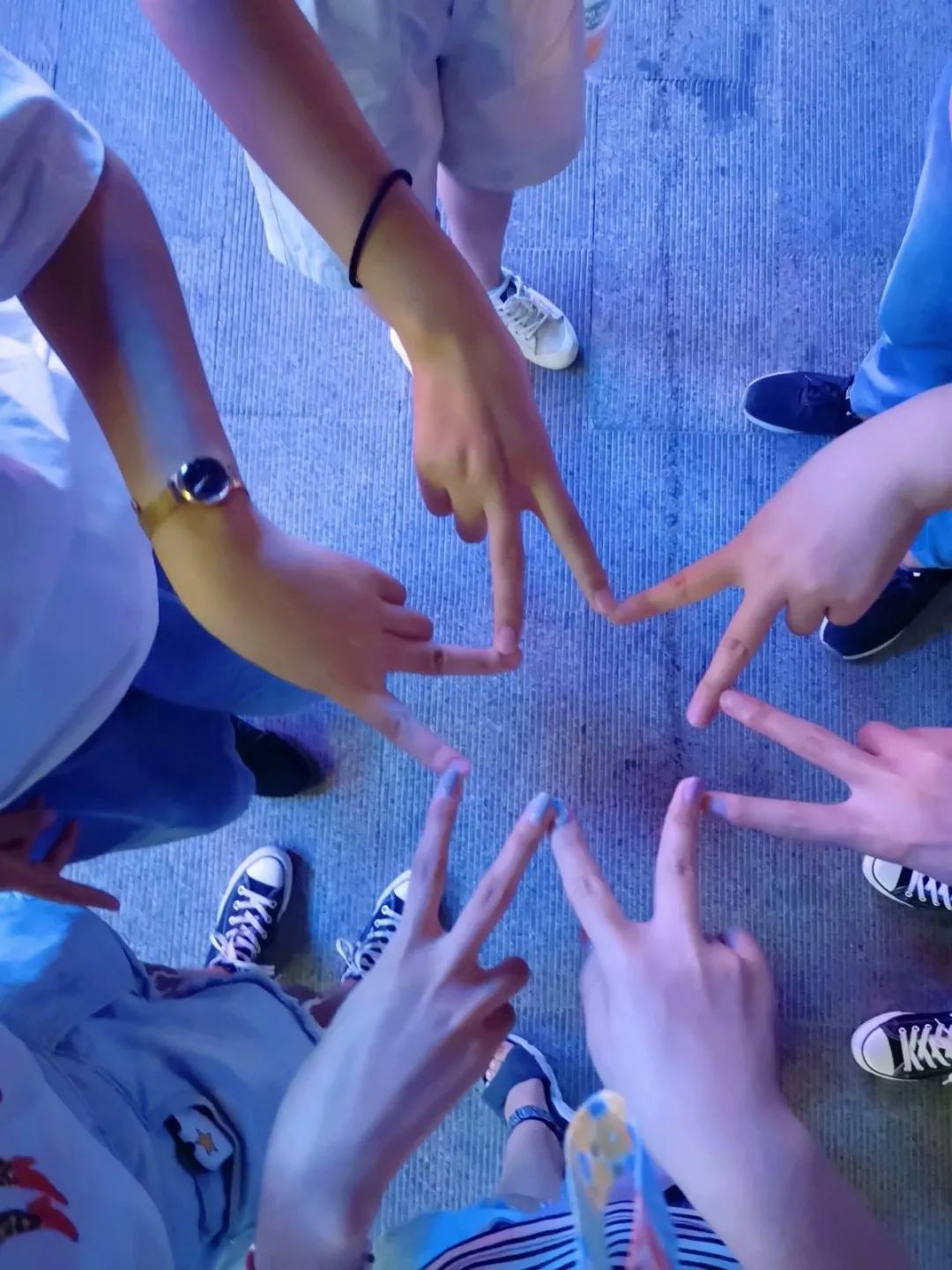 星星手势是我们宿舍的标志,我们每次一起出去都会拍星星手势的合照