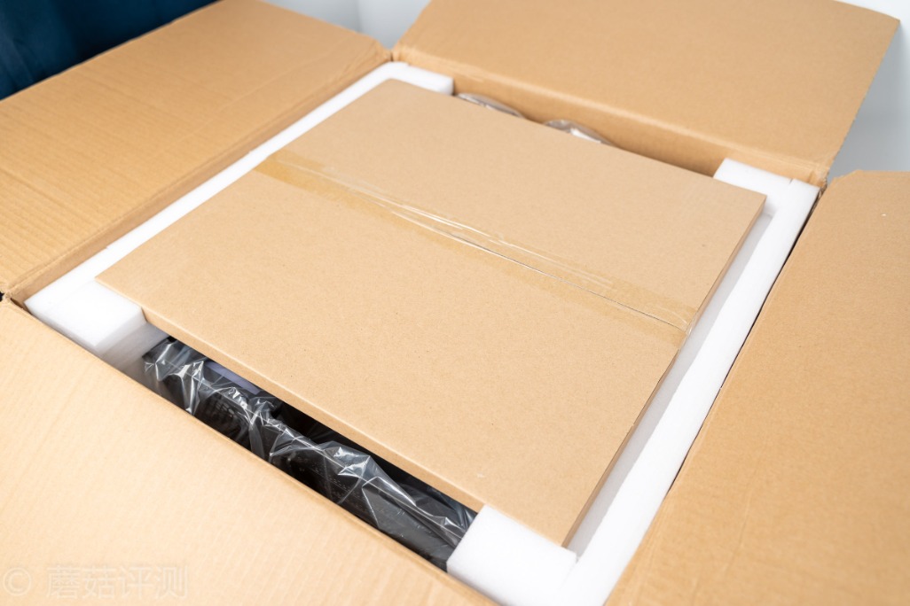▼打开纸箱,机箱的两块侧透玻璃是独立放置的▼旁边是参数信息▼纸箱
