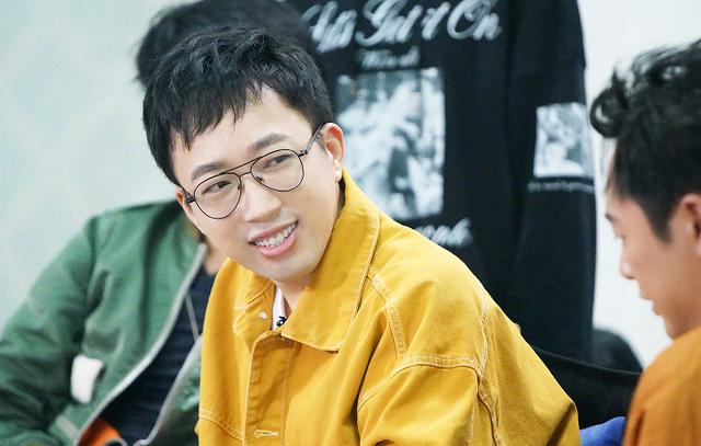 原创于正不写剧本参加综艺穿牛仔夹克气质清爽这颜值足够出道