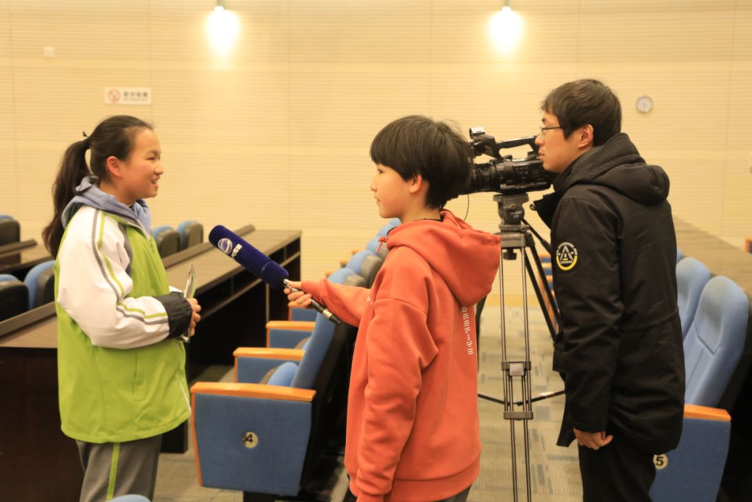 亚花老师和陈可欣,廖胜涵同学为颁奖会献上精彩的诗朗诵(摄影:许要武