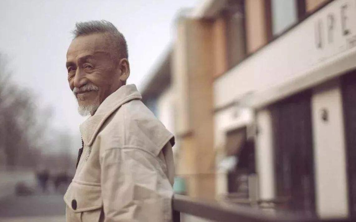 舞台上的陈彼得完全就像一个青年小伙,他并没有用自己的年龄来获取