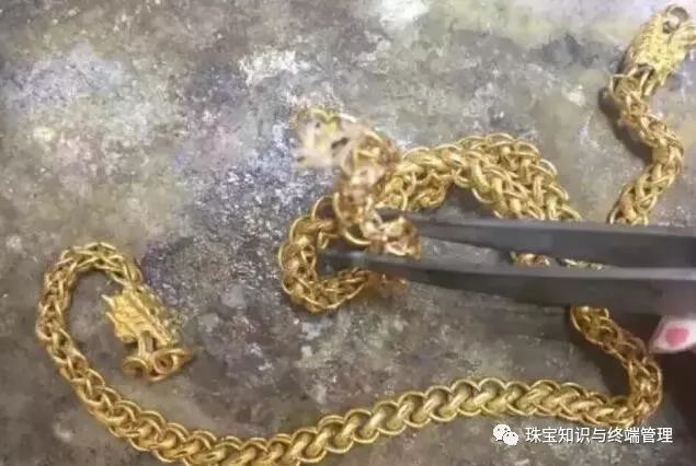 形形色色的掺假黄金首饰有些只用火枪烧来判断真假是没有用的