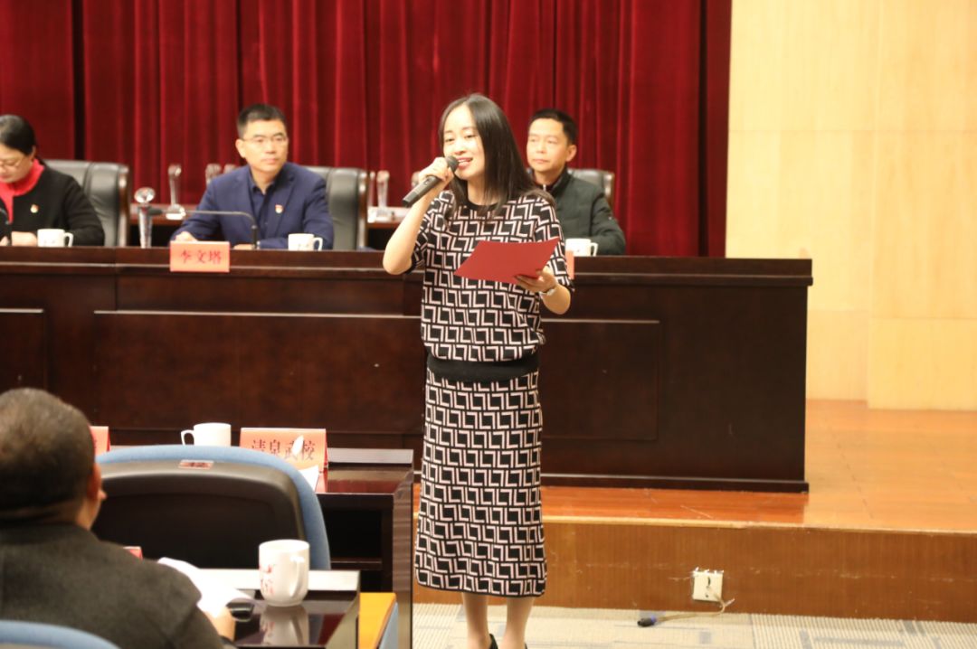 亚花老师和陈可欣,廖胜涵同学为颁奖会献上精彩的诗朗诵(摄影:许要武