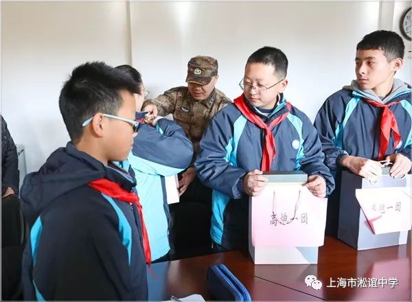 淞谊中学与中国人民解放军上海陆军预备役高射炮兵师第一团举行军民