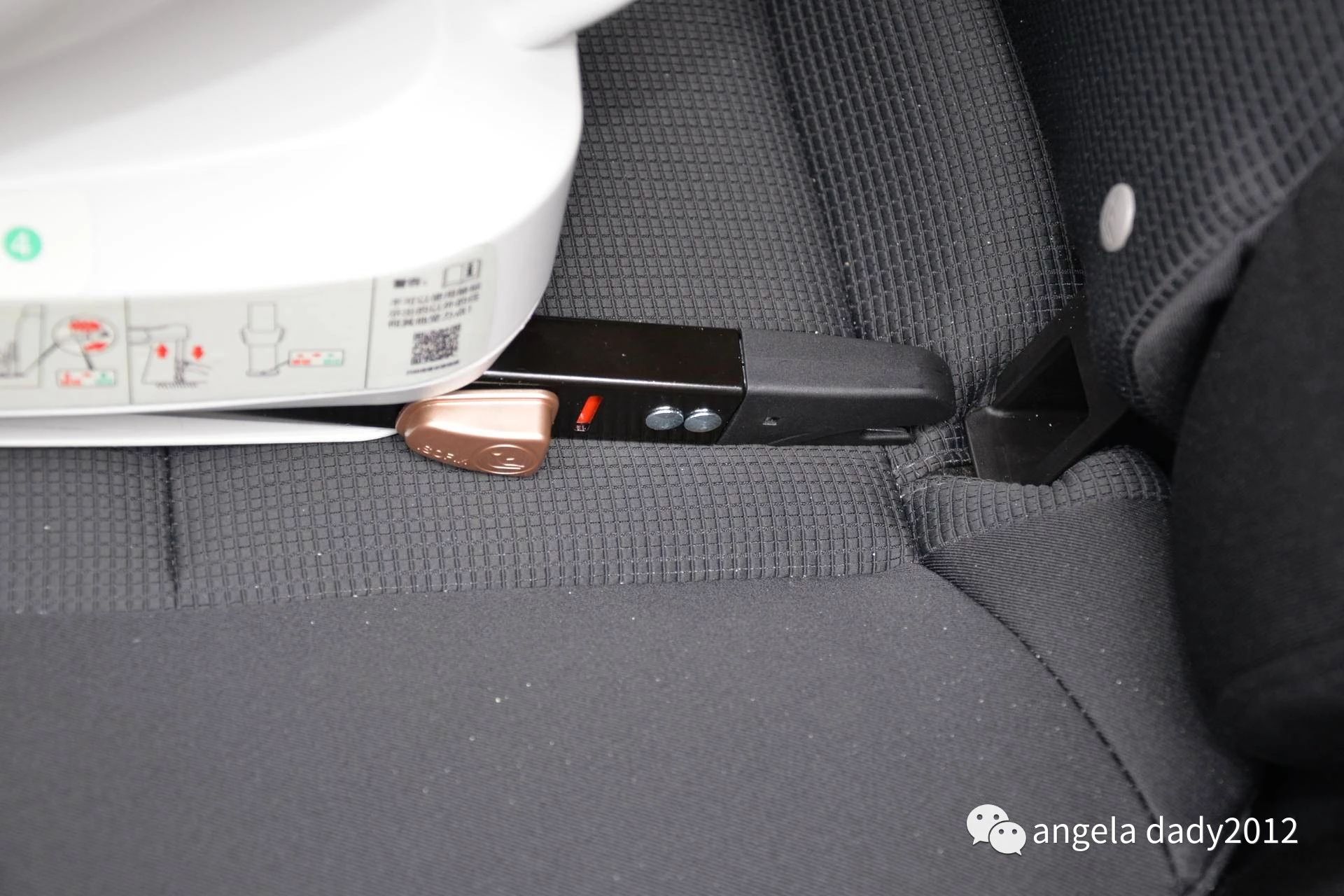 未正确装入时,可以看到金色按钮(isofix退回键)旁边有个小孔,显示为