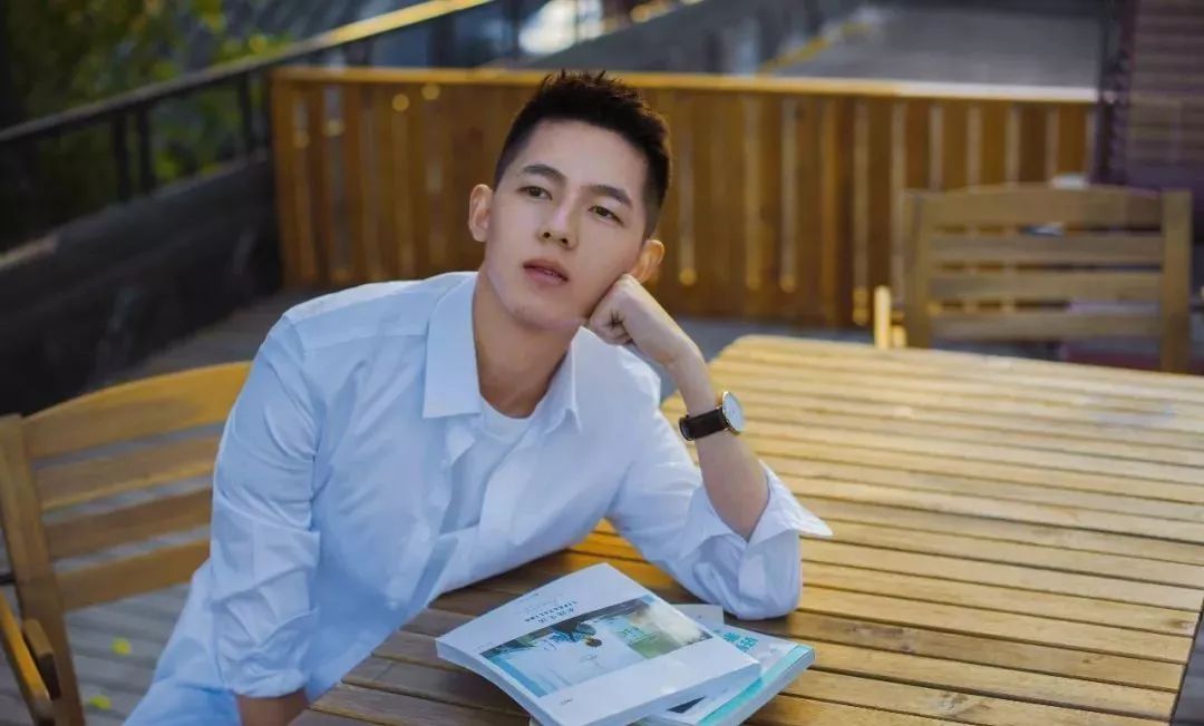 白白嫩嫩的感觉小编觉得这是宝宝们喜爱的男生完美侧脸小哥哥的身材有