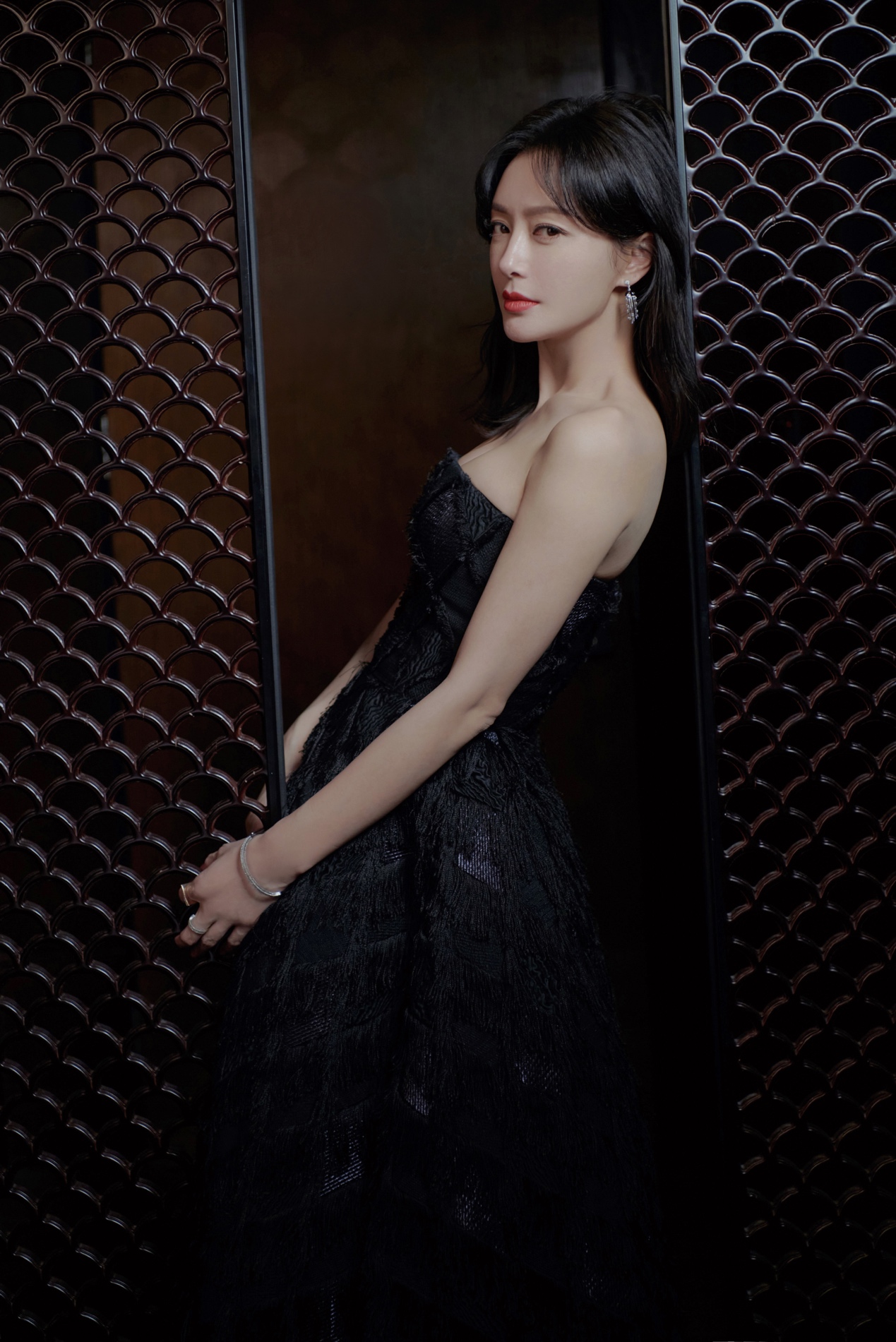 秦岚黑色菱格抹胸长裙惊艳亮相 优雅知性气质尽显