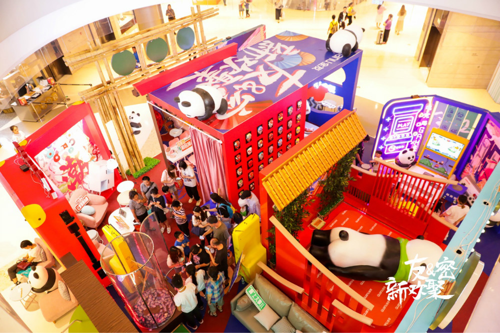 开启国潮走秀,与时尚人群亲密互动,将这股"国潮"风带上了更大的舞台