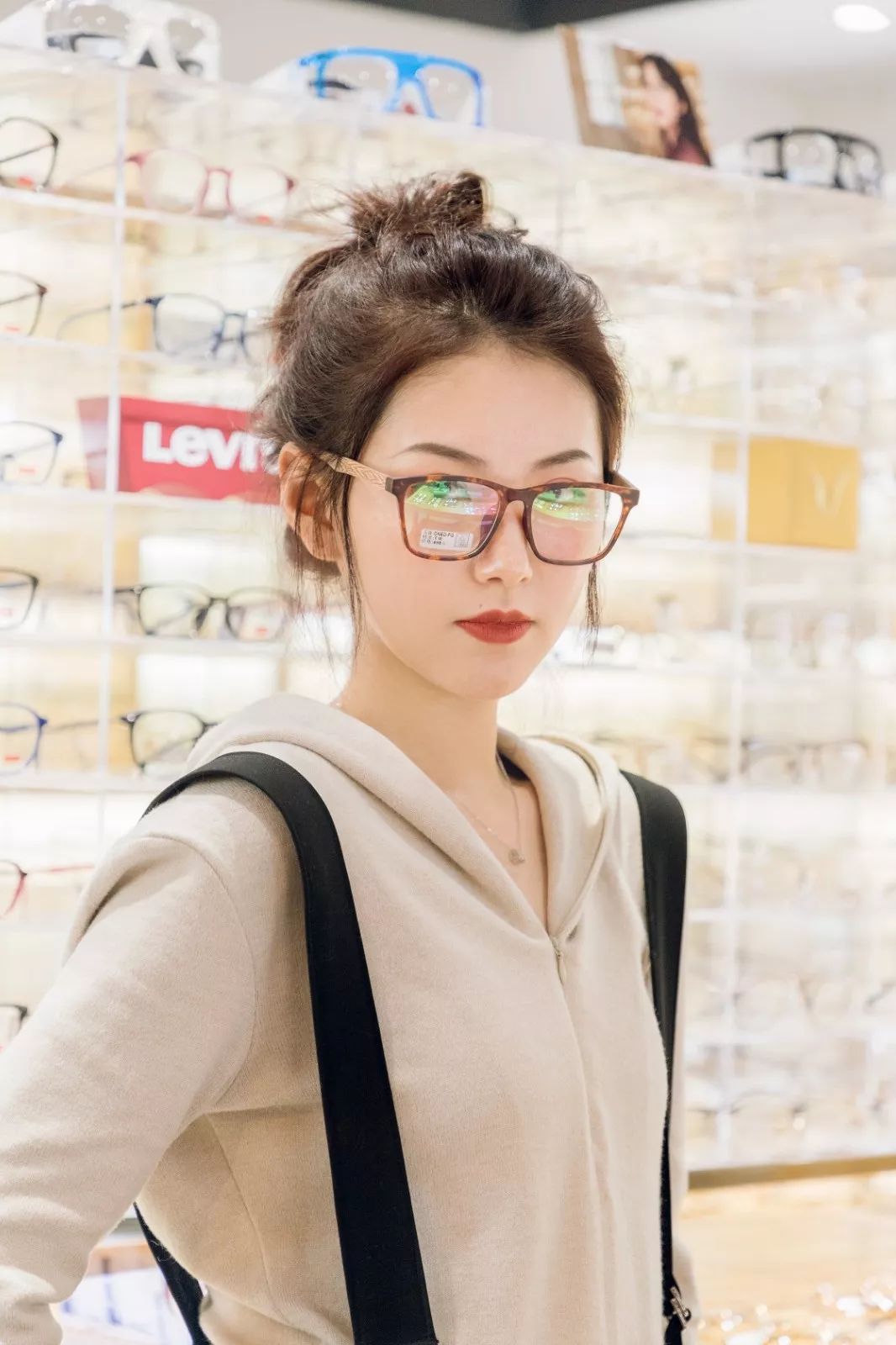 还是明星街拍出镜率极高的蛤蟆镜 只需要368元,一点零视光帮你一键