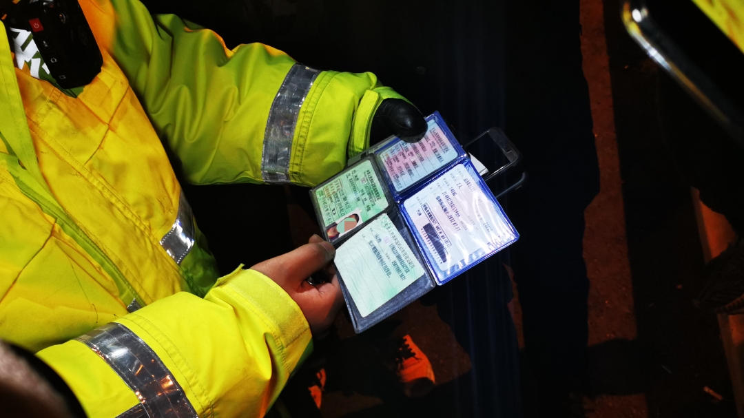 警探号买摩托车就送车牌驾驶证交警您也敢用