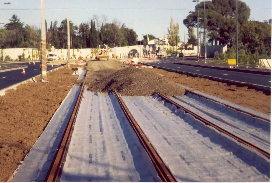 与路基隔开的分离功能,将软弱地基中的水导出到集料层的排水功能等