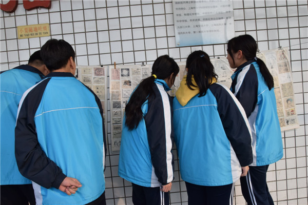 河北雄县第二初级中学举办郭秋合漫画收藏展