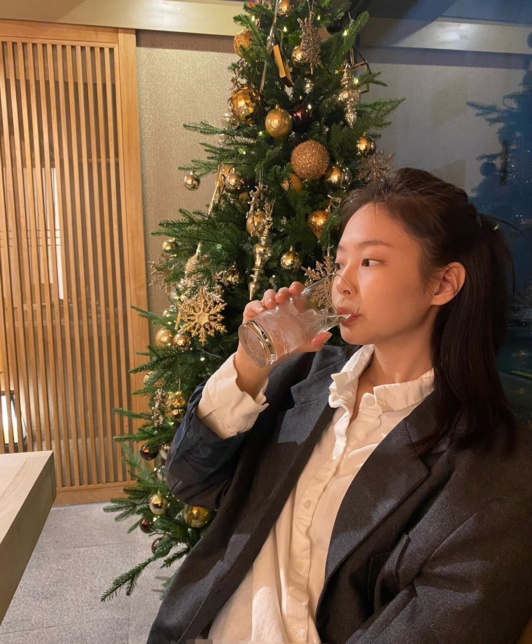 jennie林允儿晒圣诞美照,一个甜酷一个淑女,大6岁允儿侧颜胜出