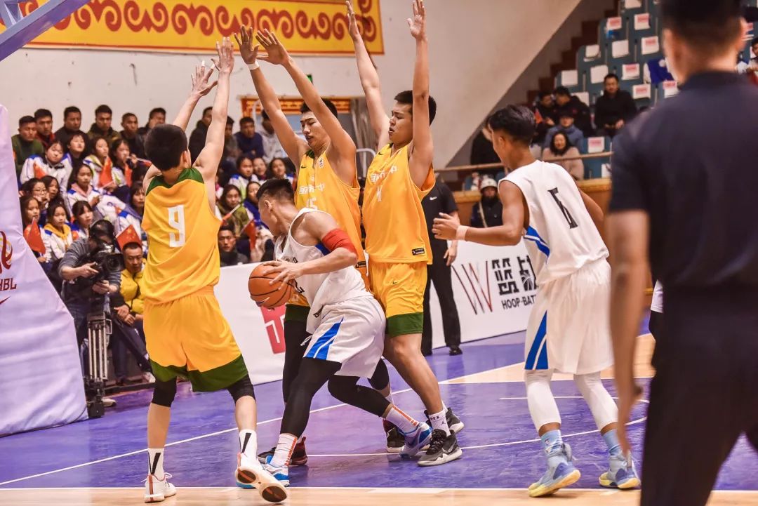 面对三人围堵  吕克古仍然固执单打