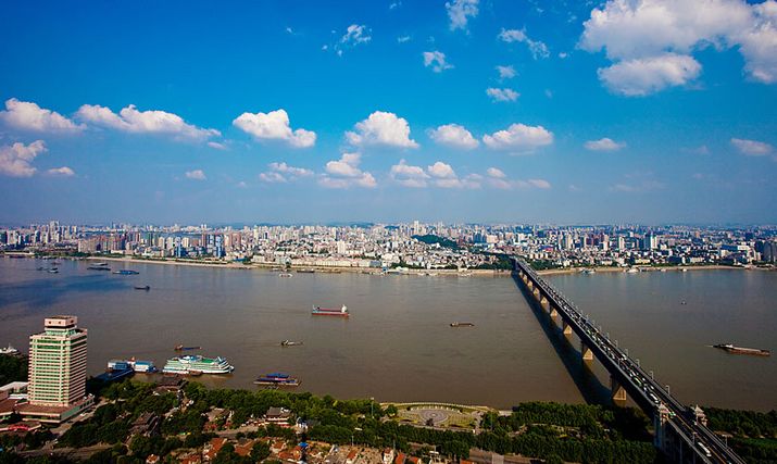 滚滚长江东逝水,浊浪排空 三镇互为犄角,如远洋的巨轮横跨长江两岸